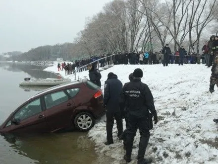 Автомобиль провалился под лед на Десне в Чернигове