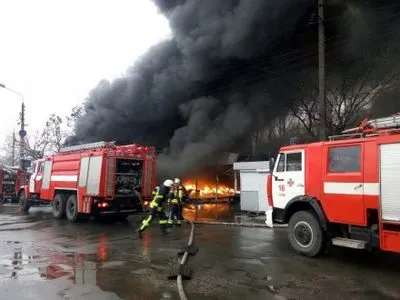 Пожар на рынке возле станции метро "Лесная" ликвидировали