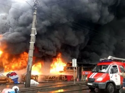 Спасатели нашли тело человека во время пожара возле станции метро "Лесная"