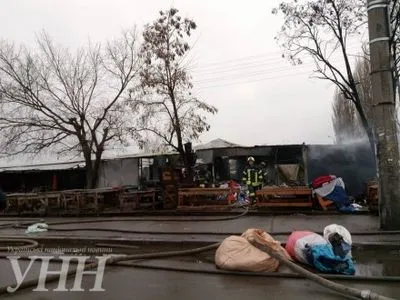 Спасатели остановили распространение огня на рынке возле метро "Лесная"