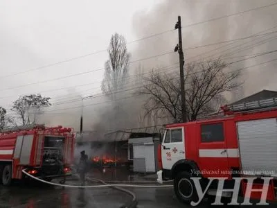 Две станции метро в Киеве закрыли из-за пожара возле рынка