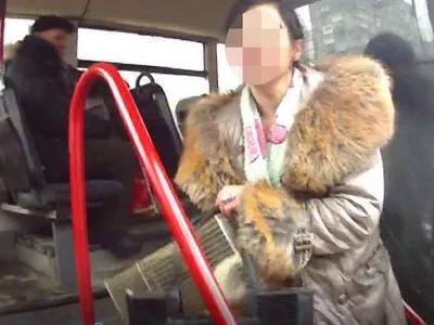 У Маріуполі жінка у тролейбусі погрожувала ножем пасажирам