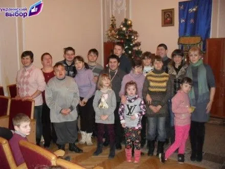 Напередодні Нового року активісти "Українського вибору" привітали дітей по всій країні