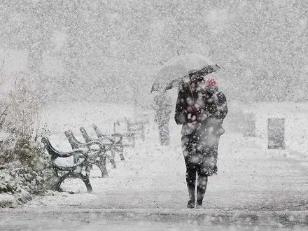 Завтра у Києві очікується невеликий мокрий сніг, на дорогах ожеледиця