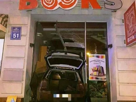 Водитель легковушки въехал в книжный магазин в Харькове