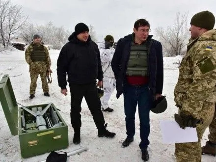 Ю.Луценко передал бойцам Торецка беспилотник