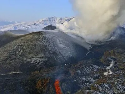 На Алясці почалося виверження вулкана Богослов, стовп попелу досяг висоти 9 км