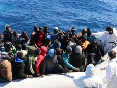 Біля узбережжя Лівії врятували близько 900 мігрантів