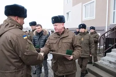 Семеро нацгвардейцев получили ключи от квартир в новостройке в Днепропетровской области