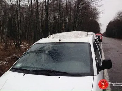 Дерево впало на автомобіль з трьома людьми на Рівненщині