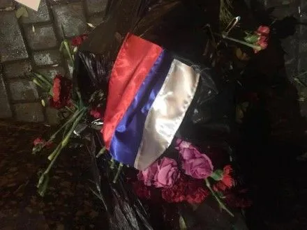 Активисты Одессы выбросили цветы в мусорник возле Российского консульства