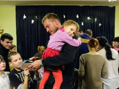 А.Ярмоленко и ультрас "Динамо" посетили детский дом в Киевской области