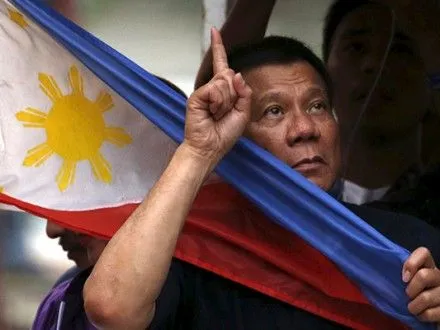Президент Філіппін пригрозив корумпованим чиновникам скидати їх з вертольота