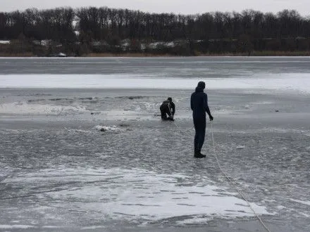 Двое парней в Запорожье попали под лед, одного спасли