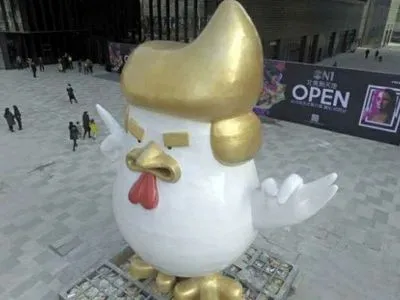 Возле торгового центра в Китае установили скульптуру петуха, похожего на Д.Трампа