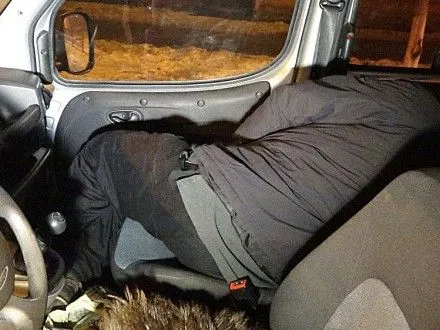 П'яний священик спав в авто у Маріуполі біля будівлі ГУНП Донецької області