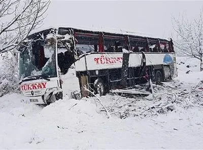 Автобус впав зі скелі в Туреччині, п'ятеро загинули