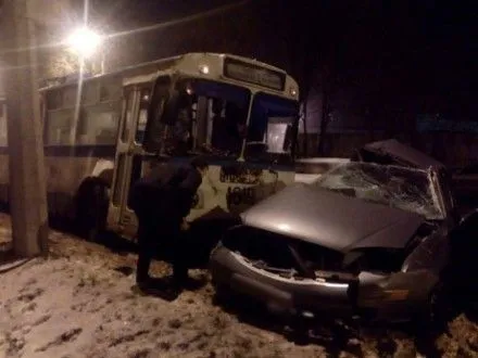 В результате столкновения автомобиля полицейского и троллейбуса погиб человек в Мариуполе