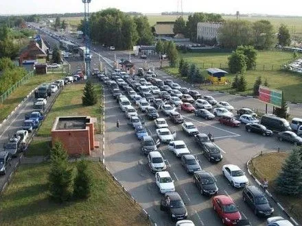 На кордоні з Польщею у чергах застрягли понад 1 тис. автомобілів
