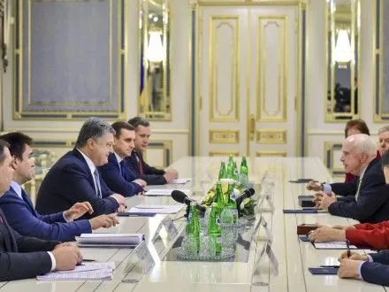 П.Порошенко запросив американських сенаторів здійснити візит на Донбас