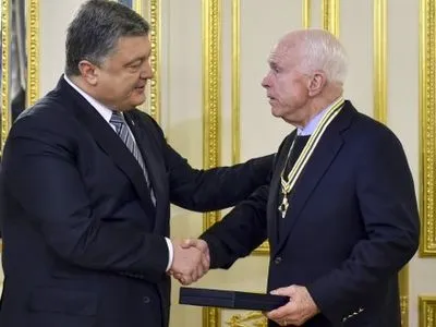 Президент вручил государственные награды сенаторам Дж.Маккейну и Л.Грэму (дополнено)