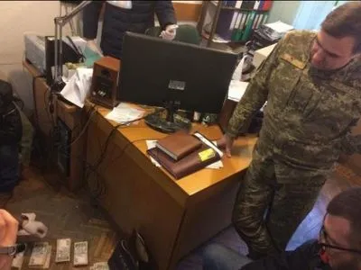 Посадовця Міноборони затримали на хабарі у 350 тис. грн в Одесі