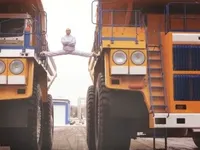 Білоруський каскадер повторив трюк Ван Дамма зі шпагатом між двома грузовиками