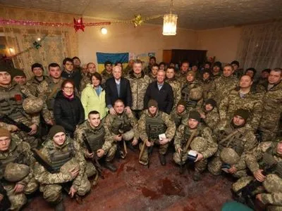 П.Порошенко отметит приближение Нового года общим обедом с офицерами и солдатами