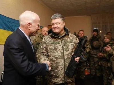 Президент на передовой наградил Дж.Маккейна украинским оружием