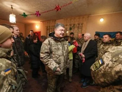Сенаторы США подтвердили, что украинские воины защищают ценности всего демократического мира - П.Порошенко