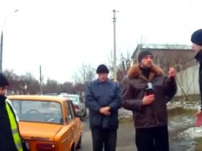 Патрульные в Николаеве надели наручники на активиста "Дорожного контроля"