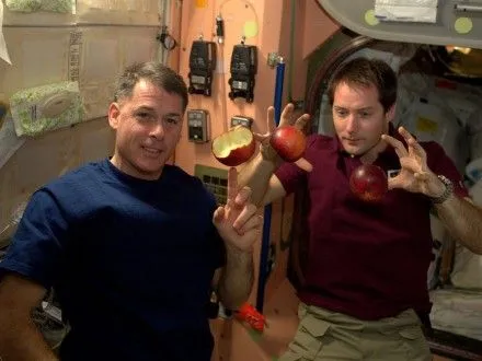 Астронавт показал, как приготовить комический гамбургер