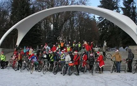 К участию в велопараде Дедов Морозов в Виннице присоединится более ста винничан