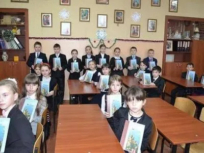 Острожская академия подарила более чем 1500 учебников донецким школьникам