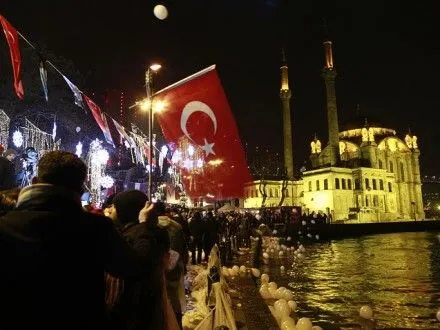 Не менше двох осіб загинули при нападі на нічний клуб у Стамбулі