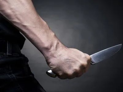В Кременчуге мужчина угрожал ножом посетителям магазина
