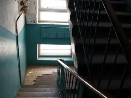 Мертвую женщину нашли на лестнице девятиэтажки в Кременчуге