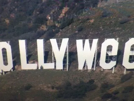 Вандали у США зіпсували знаменитий напис "Hollywood"