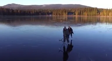 На замерзшем озере в Канаде устроили игру в хоккей