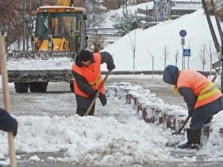 До прибирання снігу в Києві залучено 45 бригад комунальників