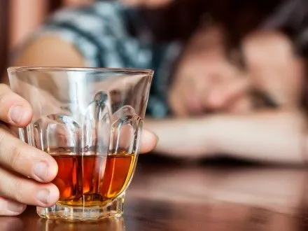Підлітків госпіталізували з передозуванням алкоголем в Києві