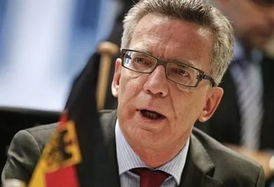 Голова МВС Німеччини виступив за посилення міграційних законів
