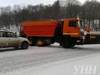 Вантажівка в'їхала в позашляховик у центрі Києва