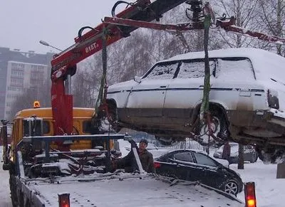 Эвакуаторы будут забирать автомобили, которые будут мешать работе спецтехники в Ужгороде