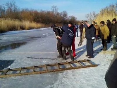 Водолазы извлекли из-под льда тело женщины в Кировоградской области