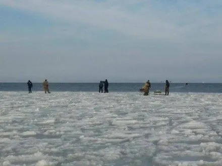 Под Запорожьем на льду дрейфовали 12 рыбаков