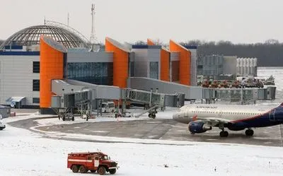 Аеропорт у РФ вирішили поки не відкривати після аварійної посадки літака