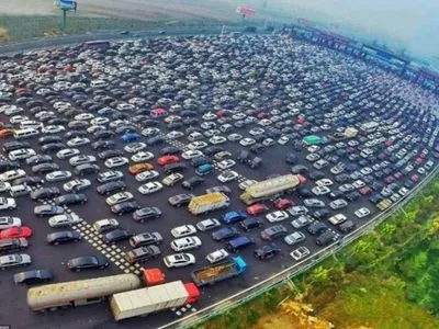 После новогодних праздников на автостраде в Китае образовались километровые пробки