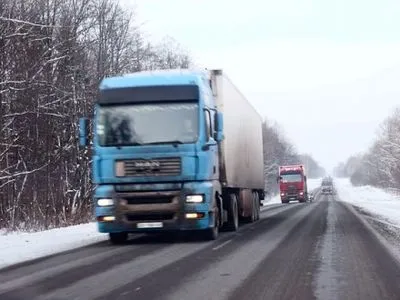 Во Львовской области из-за вьюги запретили проезд грузовиков