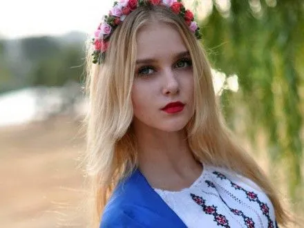 Терористи “ДНР” затримали дівчину з символікою “Азову”
